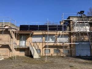 Installation of the solar modules on the front facade of pumping station Breitenbach/waterworks Martinhagen