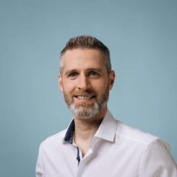 Dennis Bastian ist Leiter der Debitorenbuchhaltung und kümmert sich um IT-Administration