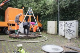 Arbeiten mit Dreibein - Erneuerung Unterdruckstation Steinbrückenstraße Mörs
