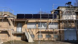 Installation of the solar modules on the front facade of pumping station Breitenbach/waterworks Martinhagen