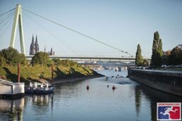 Blick auf Köln vom Wasser aus Kölner Dom im Hintergrund