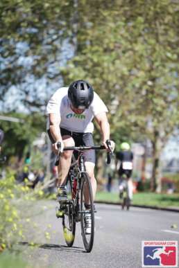 El Chefe Frederik Maurer sportlich auf seinem Bike beim Köln Triathlon 2026
