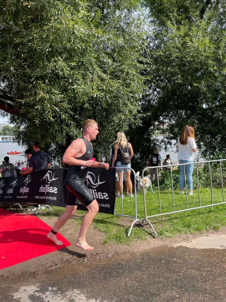 Marvin Elsbecker kommt vom Schwimmen aus dem Wasser Carglass Koeln Triathlon